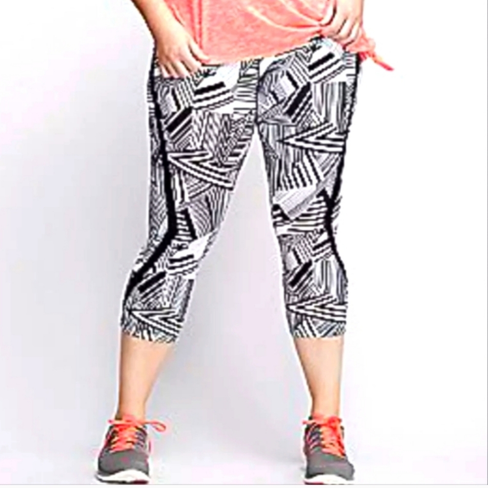 Lane Bryant LIVI Active Black White Geometric 80s Vibe Capri Leggings Si…